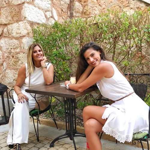 Γάμος Χριστίνας Μπόμπα: Όλη η beauty προετοιμασία της κουμπάρας, αδελφής και μητέρας. Τα τελικά looks!