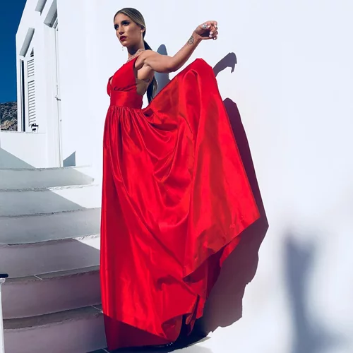 Αθηνά Οικονομάκου | Η εκθαμβωτική εμφάνισή της στο γάμο της Χριστίνας Μπόμπα