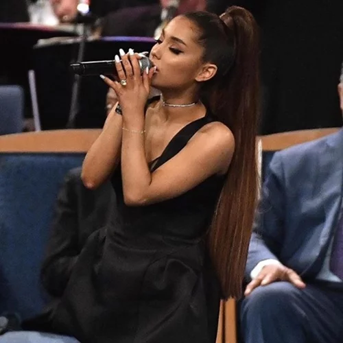 Ariana Grande | Η άσεμνη χειρονομία του ιερέα στην κηδεία της Aretha Franklin