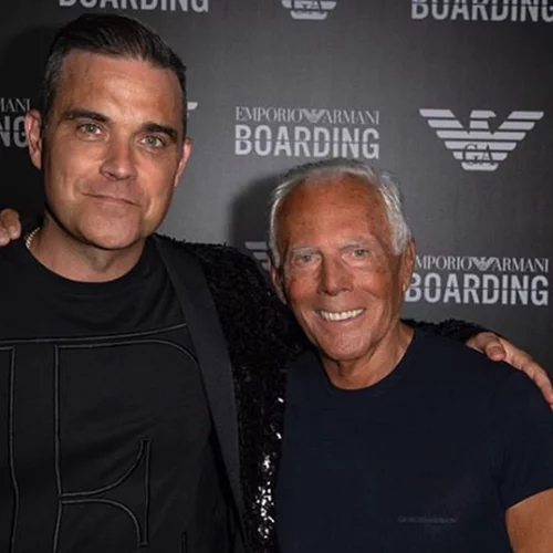 Robbie Williams | Τραγούδησε με φούστα στην Εβδομάδα Μόδας του Μιλάνου