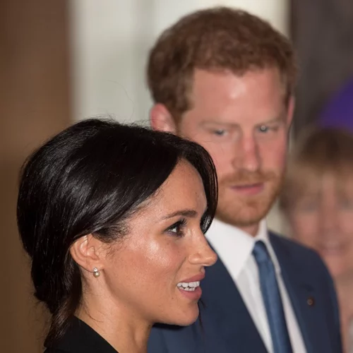 Δες το τρυφερό βίντεο με τον Πρίγκιπα Harry να φτιάχνει τα μαλλιά της Meghan (μα τι σύζυγος)!