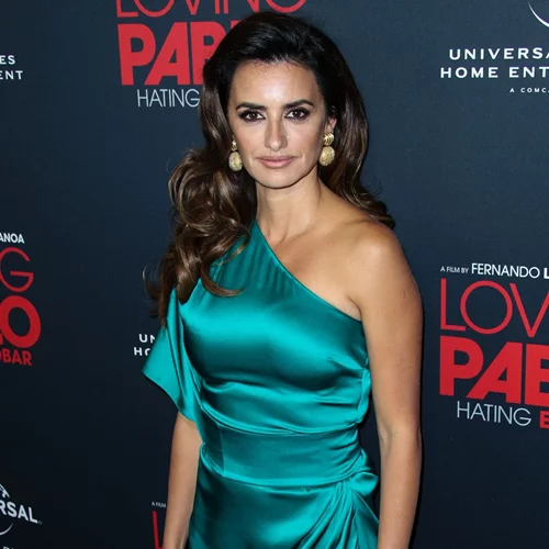 Η εντυπωσιακή εμφάνιση της Penelope Cruz στην πρεμιέρα της ταινίας Loving Pablo