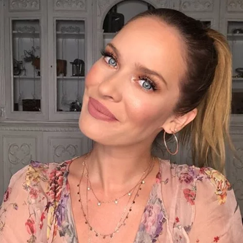 Ποια είναι η Anita Brand; Plus: Τα πιο hot make up looks που μοιράζεται με τους θαυμαστές της!