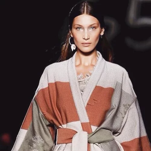 Bella Hadid | To πιο stylish look στη βροχερή Εβδομάδα Μόδας στο Παρίσι