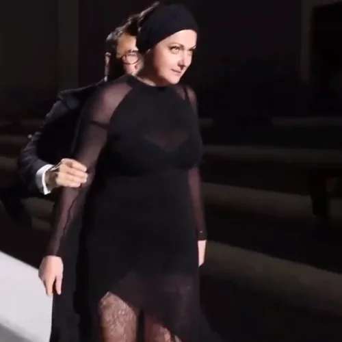 H Celeste Barber «περπατά» στην πασαρέλα για τον Tom Ford και μας χαρίζει άφθονο γέλιο