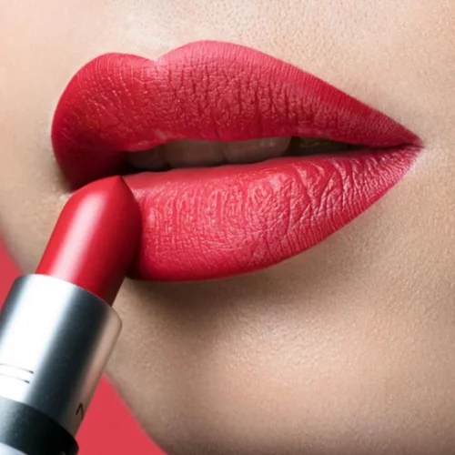 Οι αρετουσάριστες φωτογραφίες της MAC δείχνουν τις γυναίκες... με μουστάκι και διχάζουν το διαδίκτυο