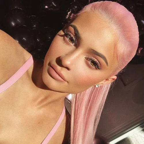 Kylie Jenner | Έβαψε τα φυσικά μαλλιά της ροζ (ναι, ναι) και ορίστε πώς το έκανε