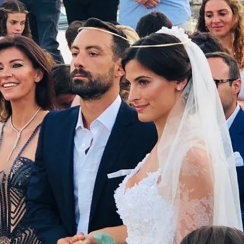 Σάκης Τανιμανίδης & Χριστίνα Μπόμπα | Οι πρώτες εικόνες από τον γάμο τους στη Σίφνο