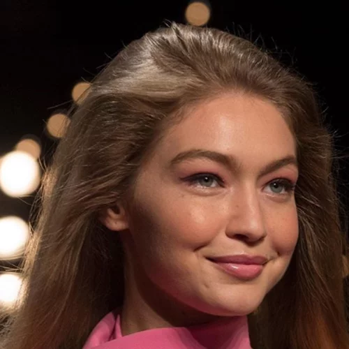 Gigi Hadid | Πηγαίνει για fittings στο show της Victoria’s Secret με το outfit που θα φορέσουμε όλες