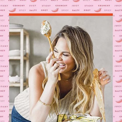 Η Chrissy Teigen προτείνει το comfort φαγητό του σαββατοκύριακου
