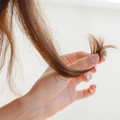 Σπασμένες άκρες; Απαλλάξου από αυτές χωρίς να κλείσεις ραντεβού στο κομμωτήριο!