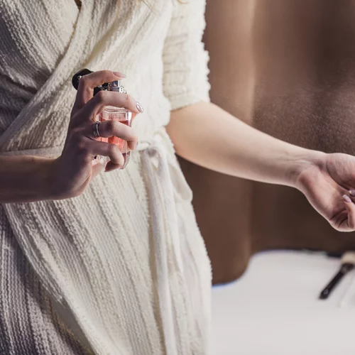 Πώς να κάνεις το άρωμά σου να έχει μεγαλύτερη διάρκεια