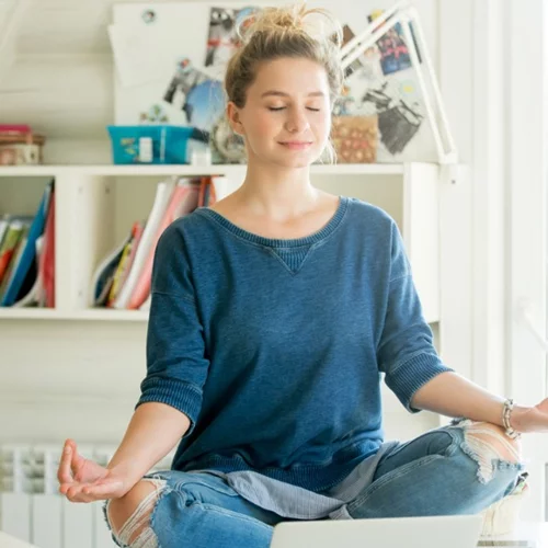 Σε 5 λεπτά | Κάνε αυτές τις ασκήσεις γιόγκα αν κάθεσαι όλη μέρα