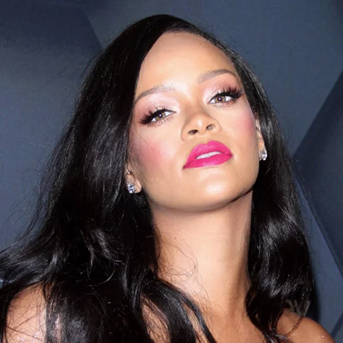 Rihanna | Με total... φούξια look γιατί εκείνη μπορεί!