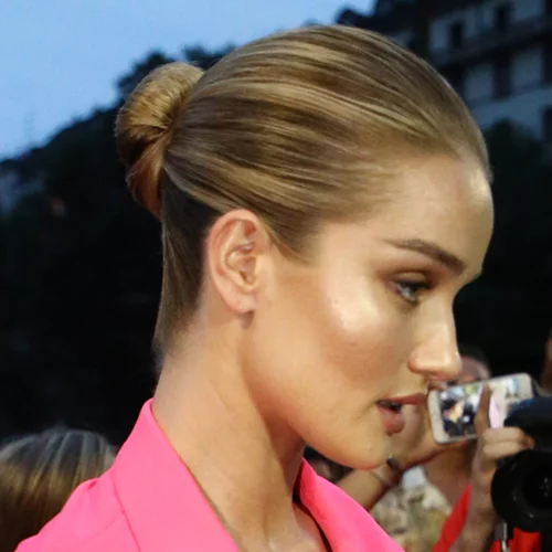 Rosie Huntington | Φοράει μία από τις πιο hot τάσεις της σεζόν