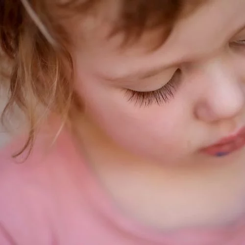 Οι ταμπέλες στην παιδική ηλικία εμποδίζουν το παιδί να έρθει σε επαφή με την πραγματική εξέλιξη της ιδιοσυγκρασίας του