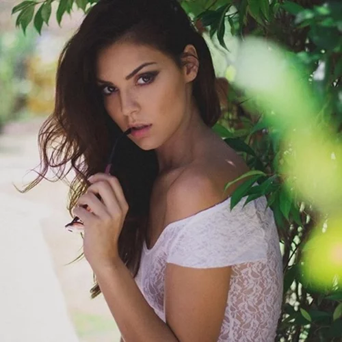 Βρισηίδα Ανδριώτου | Φωτογραφήθηκε γυμνή & δείχνει τα τραύματα της