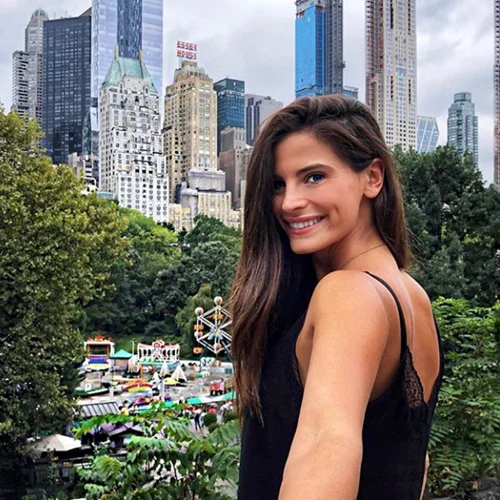 Το φούξια φόρεμα της Χριστίνας Μπόμπα μας άρεσε πολύ