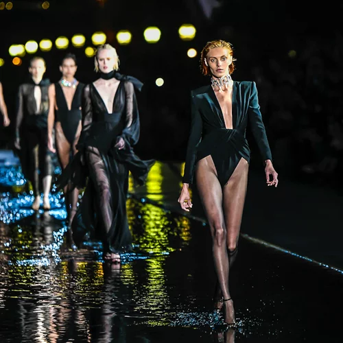 Long live Yves: Ο Anthony Vaccarello παρουσίασε την πιο ωραία του συλλογή μέχρι σήμερα