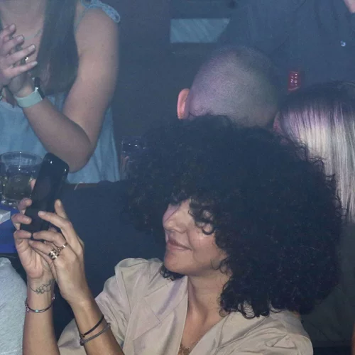 Μαρία Σολωμού | Διασκέδασε στην πρεμιέρα του Πάνου Μουζουράκη