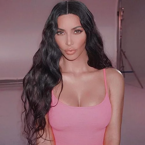 H Kim Kardashian λανσάρει το πρώτο της κόκκινο κραγιόν