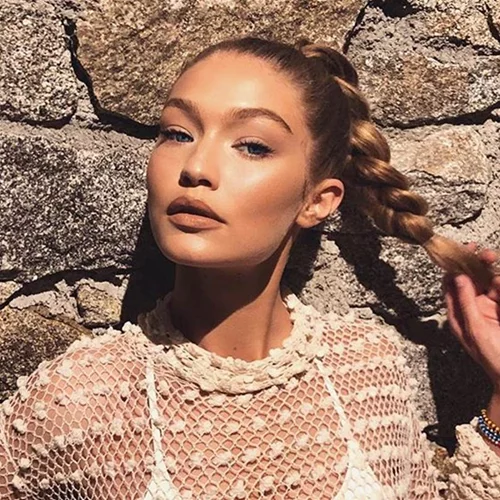 Gigi Hadid | Ντύθηκε Mary Poppins για το πρωτοχρονιάτικο party της Taylor Swift