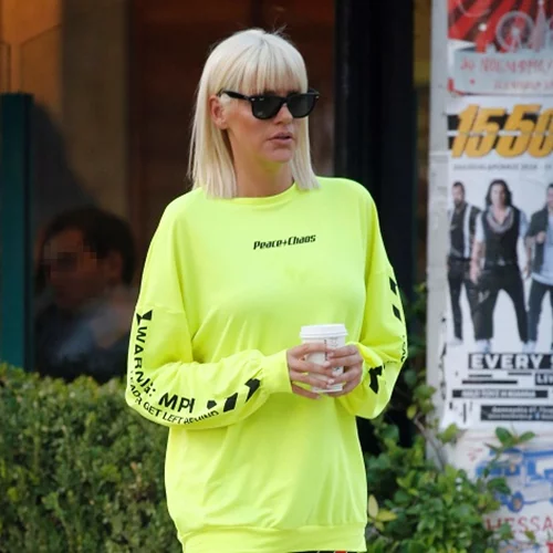 Σάσα Σταμάτη | Με casual εμφάνιση κάνει βόλτα στη Γλυφάδα