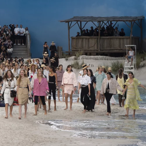 Μόνο ο Karl Lagerfeld θα μπορούσε να φτιάξει μια ολόκληρη παραλία για τη νέα συλλογή του οίκου Chanel