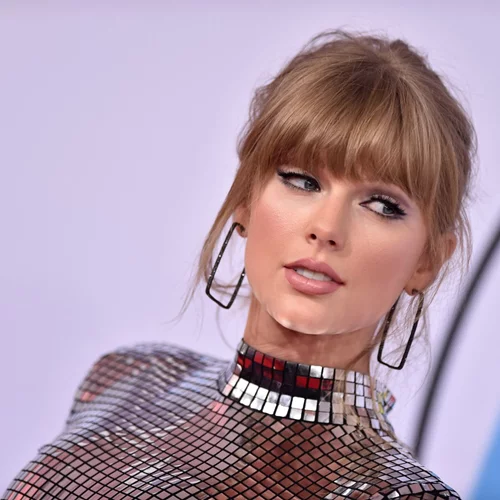 American Music Awards: Βάφτηκαν, χτενίστηκαν και τώρα ήρθε η ώρα να τις κρίνουμε