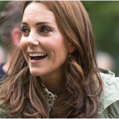 Kate Middleton | Φόρεσε τη ζακέτα ως top και εντυπωσίασε