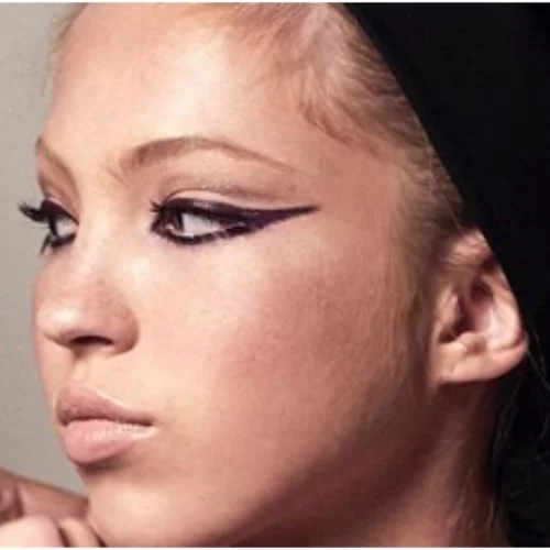 Lila Moss | Πρωταγωνιστεί στην πρώτη της beauty καμπάνια για τον Marc Jacobs και είναι ίδια η μαμά της