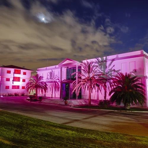 Στηρίζουμε την πρωτοβουλία της UNI-PHARMA & INTERMED που φώτισαν ροζ τα κτίριά τους