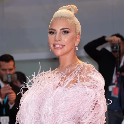 Lady Gaga | Εσύ έχεις προσέξει το εντυπωσιακό δαχτυλίδι αρραβώνων της;