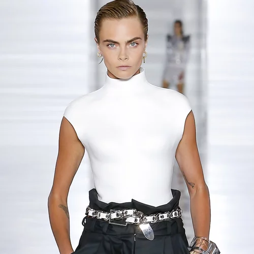 Cara Delevingne | Επέστρεψε στην πασαρέλα και στην Εβδομάδα Μόδας του Παρισιού