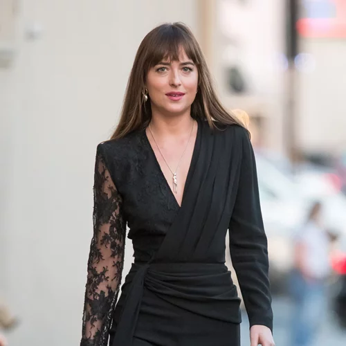 Η Dakota Johnson επιβεβαιώνει πως το total black δεν είναι ποτέ βαρετό