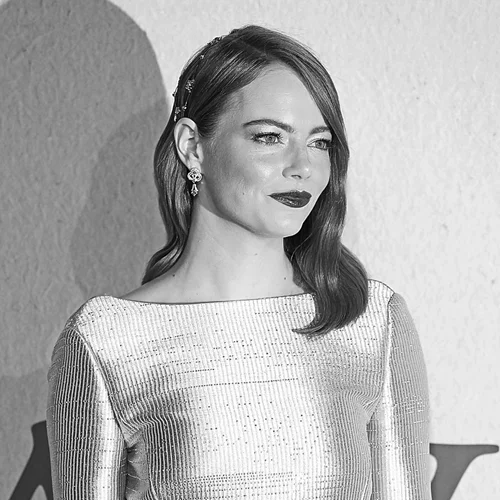 Καμία δε φοράει το ασημί καλύτερα από την Emma Stone