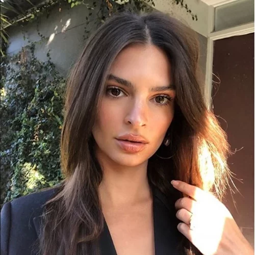 H Emily Ratajkowski έκανε ροζ τα μαλλιά της και μάλιστα από Έλληνα κομμωτή