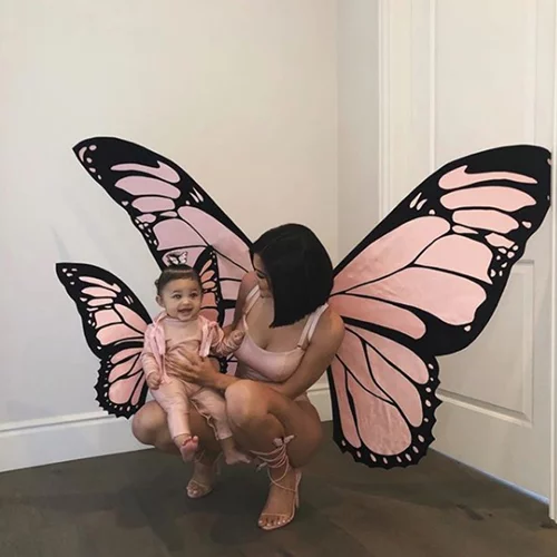 Like mother like daughter! Kylie & Stormi ποζάρουν με την ίδια στολή