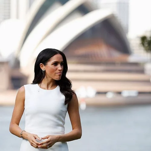 H Meghan Markle μάς δείχνει για πρώτη φορά τη φουσκωμένη της κοιλίτσα!
