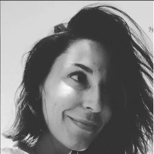 Η Κατερίνα Παπουτσάκη με το πιο cool outfit για βραδινές βόλτες στο κέντρο της πόλης