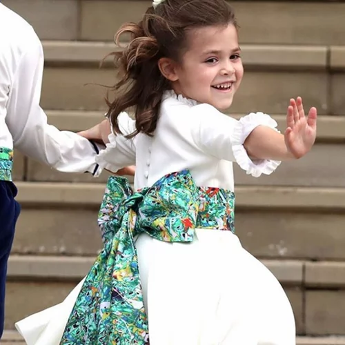 Η κόρη του Robbie Williams έκανε την πρώτη της δημόσια εμφάνιση στον γάμο της πριγκίπισσας Ευγενίας