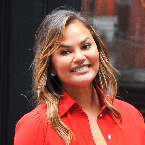 Chrissy Teigen | Δες πώς συνδύασε την καρό φούστα