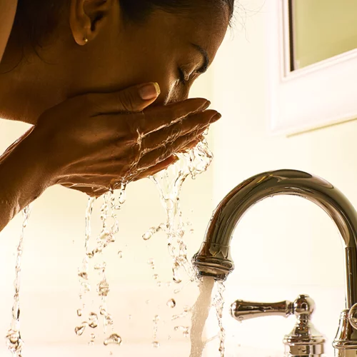 Είναι νερό και όμως καθαρίζει άψογα την επιδερμίδα... Τι το κάνει τόσο ξεχωριστό;