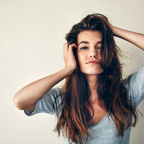 Το πιο κακό DIY που έχουμε δει εδώ και καιρό: Δες πώς φτιάχνει μία κοπέλα πινέλο για μακιγιάζ