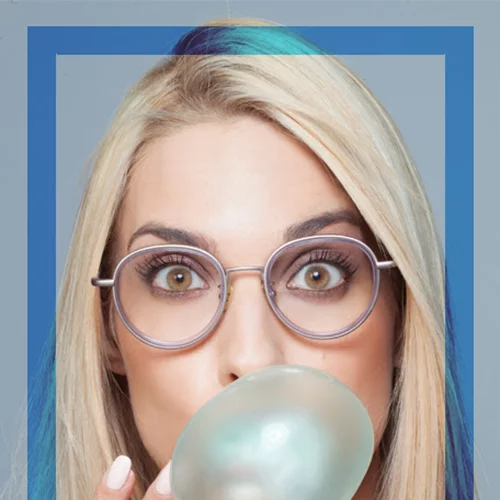 Μαντώ Γαστεράτου | Φωτογραφίζεται με τα γυαλιά οράσεως που λατρέψαμε