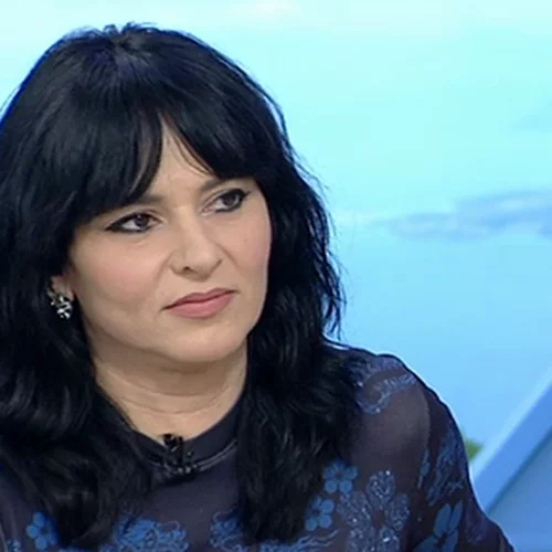 Ζενεβιέβ Μαζαρί | Τελείως ακομπλεξάριστη ποζάρει χωρίς ίχνος μακιγιάζ