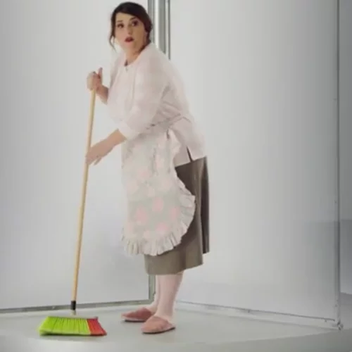 Κατερίνα Ζαρίφη | Οι εντυπωσιακές μεταμορφώσεις για το «Ποιος ρωτάει;»