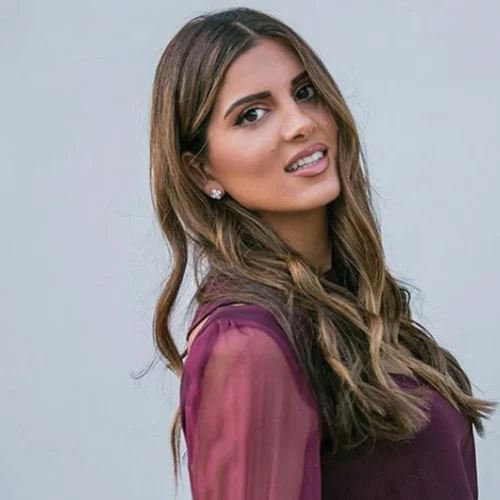 Σταματίνα Τσιμτσιλή | Με casual look κάνει βόλτα στο Κολωνάκι