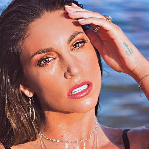 Δες το look της Αθηνάς Οικονομάκου στο pre-wedding party της