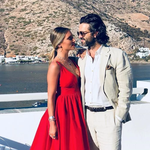 Η κουμπάρα της Αθηνάς Οικονομάκου έπρεπε να είχε φορέσει κάτι τελείως διαφορετικό